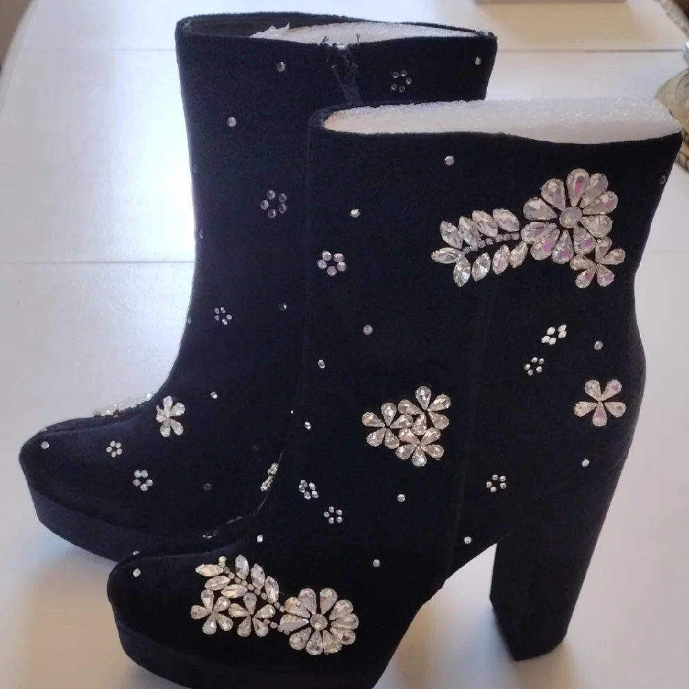 Express Black Heeled Boots with Silver Embellishments - Picture 14 of 14
